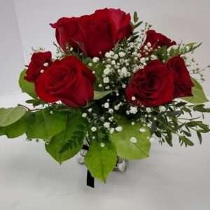 Glass cube with 8 roses.